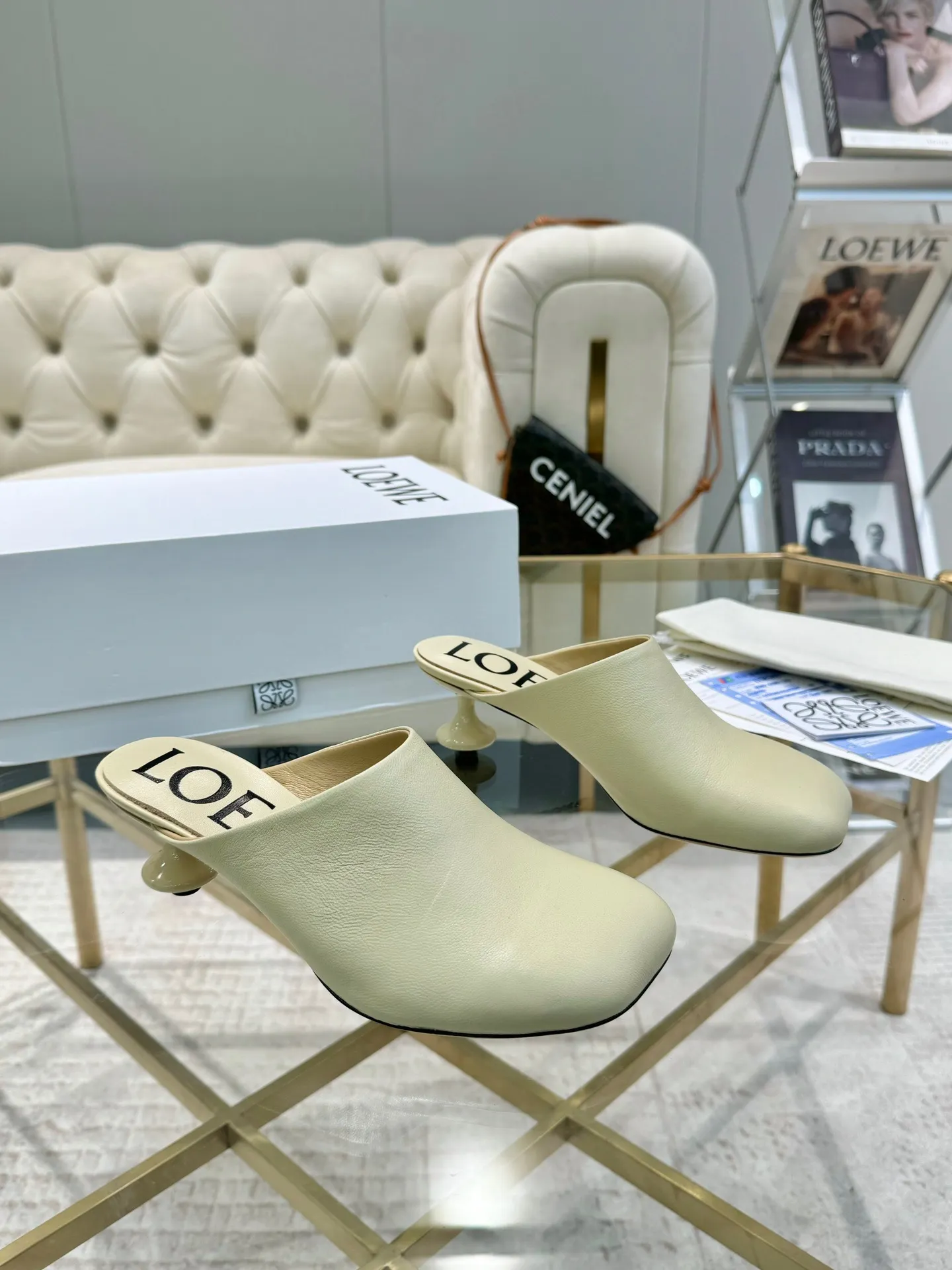 👟👟Ex-factory price 640👟👟 LOEWE‼ ️ New arrival‼ ️Imported genuine leather sole Loewe 2024/aw early spring latest catwalk color diamond series catwalk style 😘😘😘 Upper: imported super soft sheepskin lining: imported water-dyed sheepskin Outsole: original molded injection molded leather outsole Heel: original molded 1:1 Heel height: 5.5cm Size: 35-39 (40/41/42/43 custom-made, non-refundable)